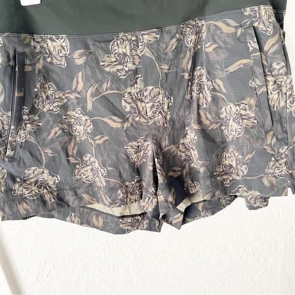 Athleta Shorts Women's 18 Trekkie North Terra Firma Floral Dark Romatic Active - Picture 3 of 9